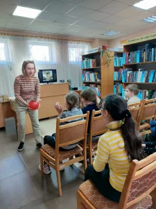 Библиотекарь играет с детьми в рамках цикла мероприятий «Дружелюбная библиотека»