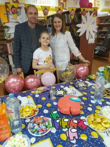 Дарья с родителями празднует день рождения в библиотеке