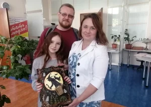 Семья со своей необычной книгой