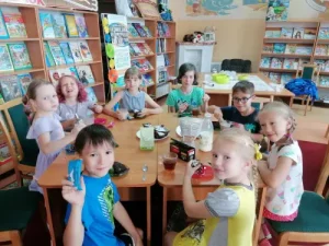 Участники любительского объединения «Почемучки» на мастер-классе шоколад в городской детской библиотеке Бреста