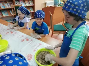 Участники любительского объединения «Почемучки» на мастер-классе шоколад в городской детской библиотеке Бреста
