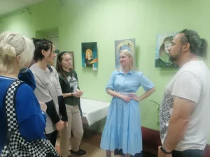 Анна Козак с руководителем школы и учениками