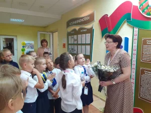Дети дарят цветы в праздник День библиотек