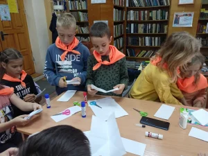Оригами "Журавлик" делают читатели библиотеки