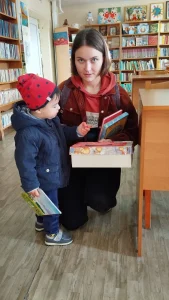 Мама и ребенок пришли в библиотеку за новыми книгами