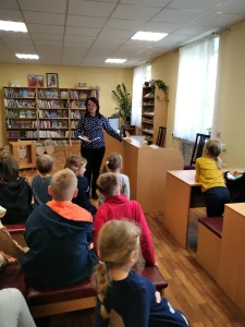 Библиотекарь знакомит ребят с детскими праздниками