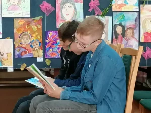 Дети читают в детской библиотеке