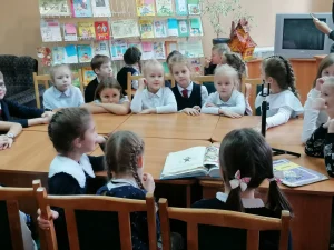 Дети слушают, как другие читают Носова