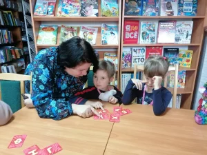 Дети учатся читать в Городской детской библиотеке