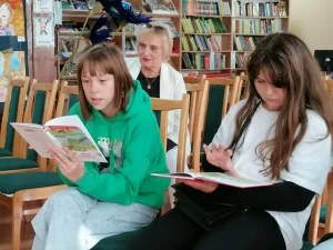 Девочки читают в детской библиотеке