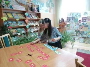 Игра в Городской детской библиотеке дети знакомятся друг с другом