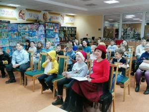 Зрители в детской библиотеке в восторге от выступления Валерия Квилория