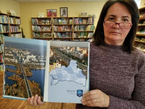 Библиотекарь знакомит с картой Брестской области
