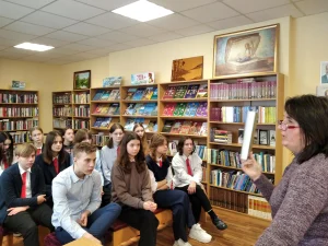 Библиотекарь знакомит с книгами о Брестской области
