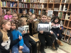 Дети слушают рассказ библиотекаря