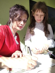 Валентина Дробышевская дает автограф