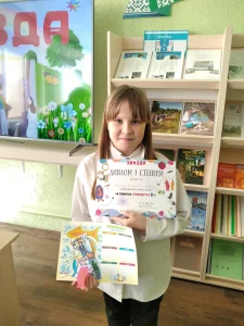 Валентина Дробышевская дарит книги активным читателям
