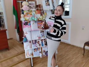У книжной выставки