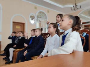 Внимательно слушают про игрушки