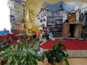 Собака в библиотеке