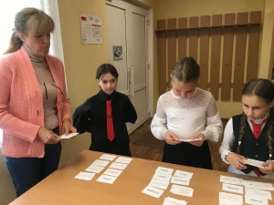 Библиотекарь проводит мероприятие