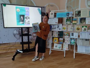 Фото у книжной выставки