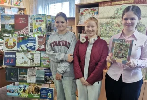 Фото у выставки в библиотеке