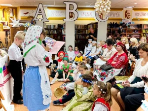 Ольга Сандрикова в библиотеке