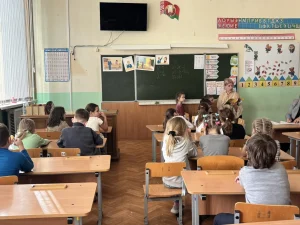 Библиотекарь читает книгу в рамках проекта «Дружим с книгой»