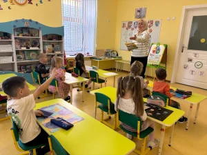 Библиотекарь проводит мероприятие