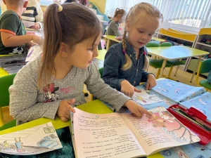 Дети изучают правила дорожного движения