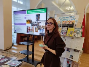 Фото у выставки