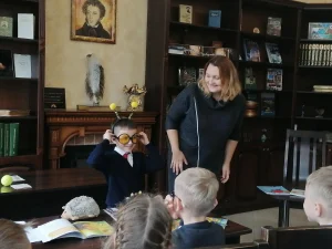 Писатель в библиотеке