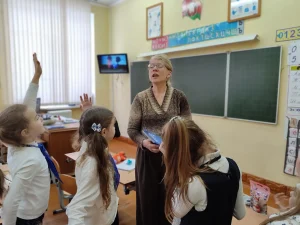 Библиотекарь проводит мероприятие