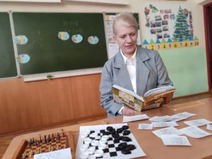 Библиотекарь проводит мероприятие в школе