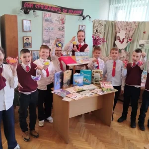 Текстильные птицы «поселились» в библиотеке