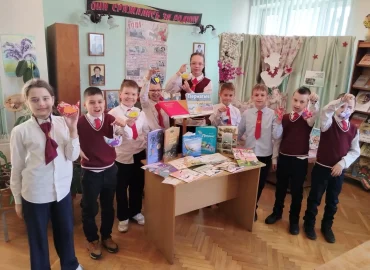 Текстильные птицы «поселились» в библиотеке