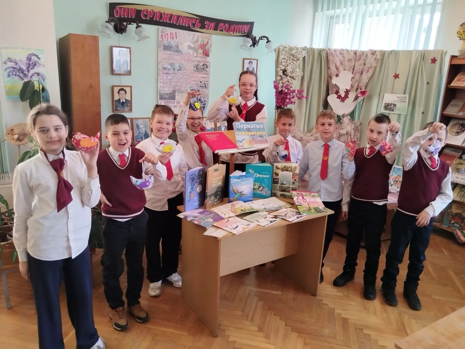 Текстильные птицы «поселились» в библиотеке