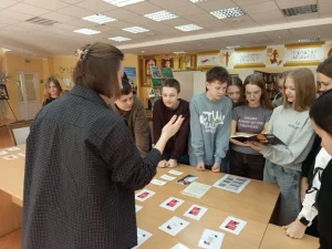 Библиотекарь читает задание