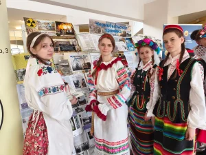 Фото у выставки